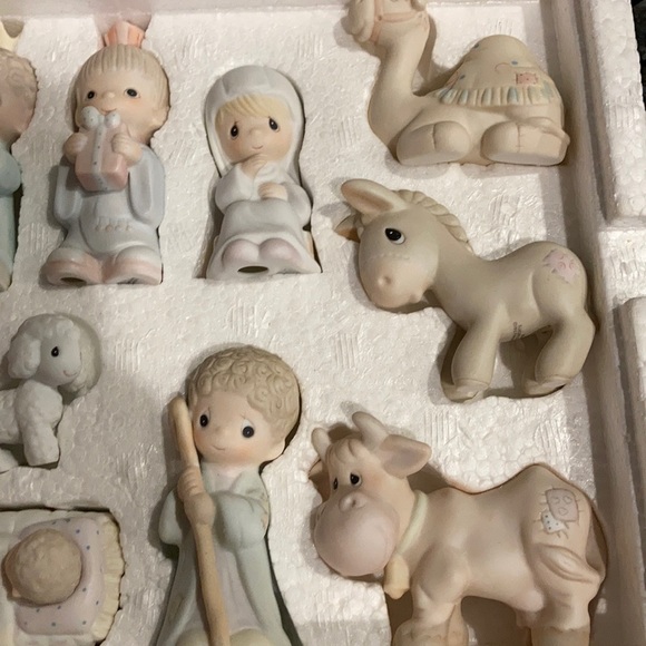 🌟IOB Precious Moments 11 piece Miniature Nativity Set E-2395 like new 🌟 - Picture 5 of 11